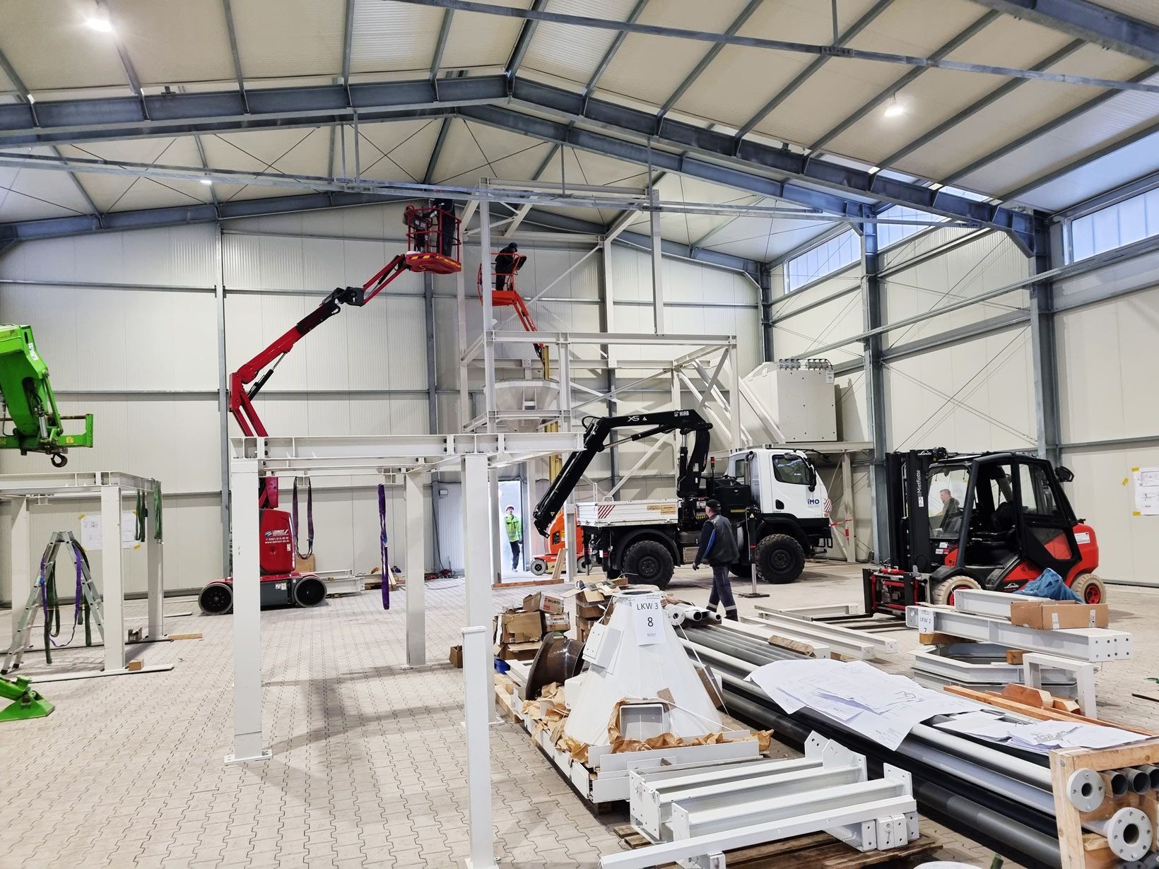 Stones Baustoffe GmbH – neue Produktionsstandort im Bau, Innenansicht Produktionshalle für Fugensand und Wegedecken